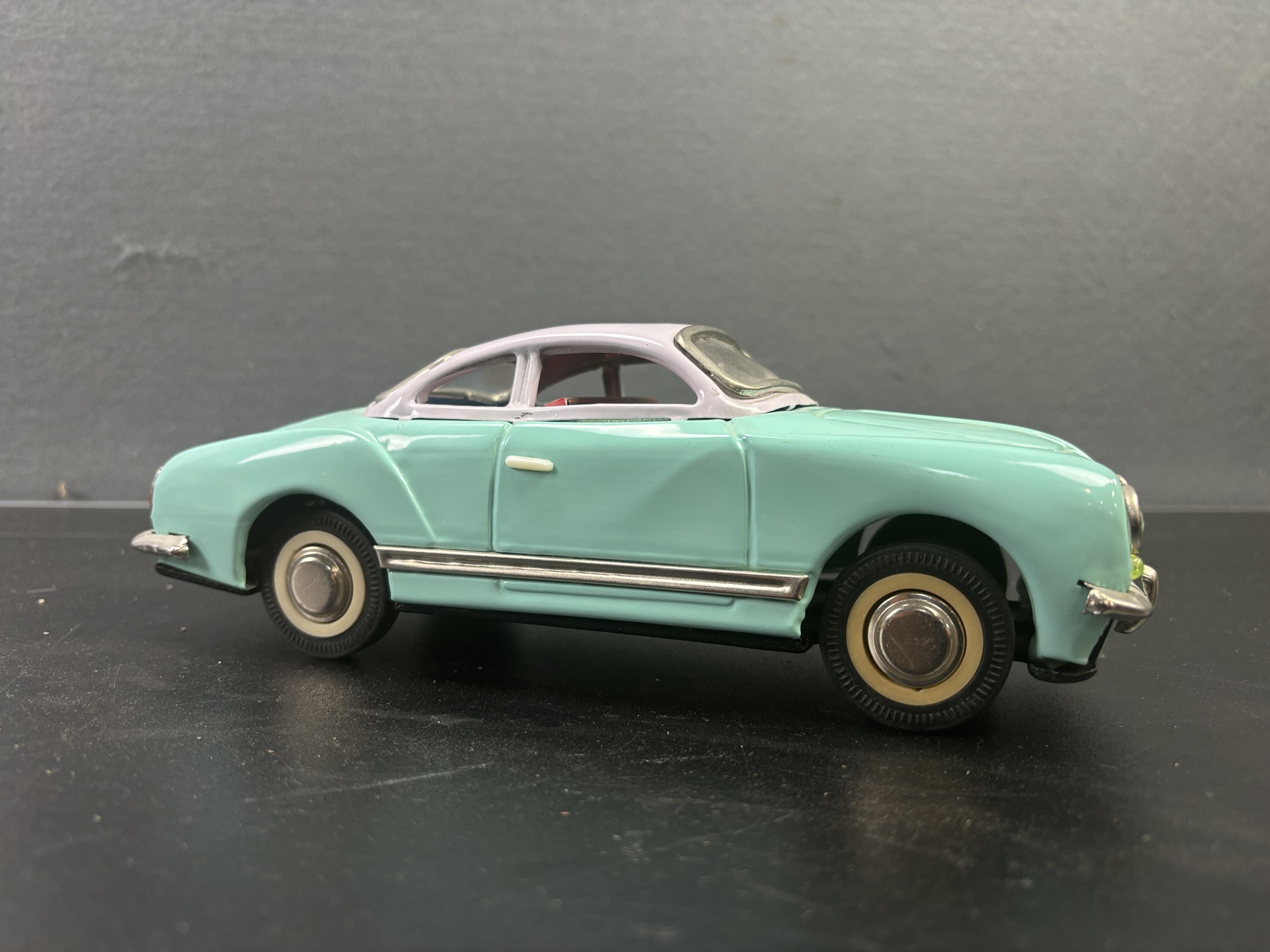 24-059  oude speelgoedauto VW Karmann Ghia 24cm