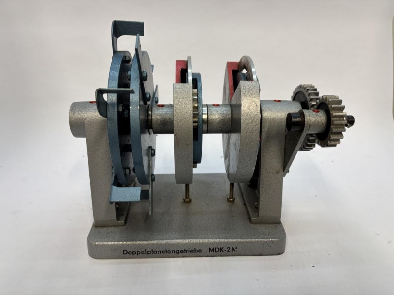 25-013  Model of a clutch from a technical school